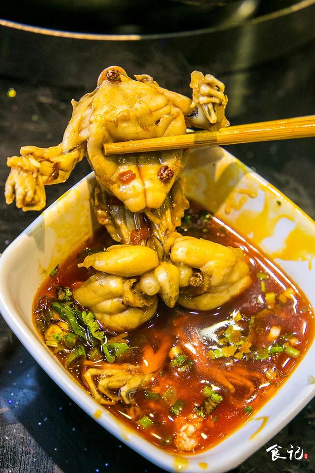 桃園賓館火了快20年的老店，卻在春園路開了家美蛙魚頭！