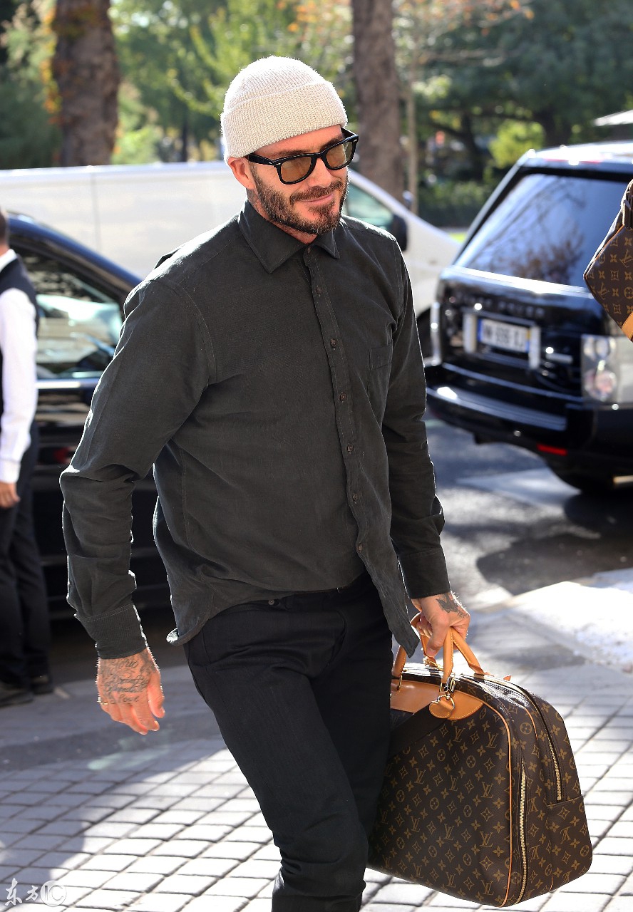 大衛貝克漢姆David Beckham絡腮胡子手拿LV包包抵達巴黎酒店