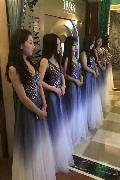 酒店上班一定要穿很露嗎？其實便服、禮服、制服店差很多 相關帖子背景圖