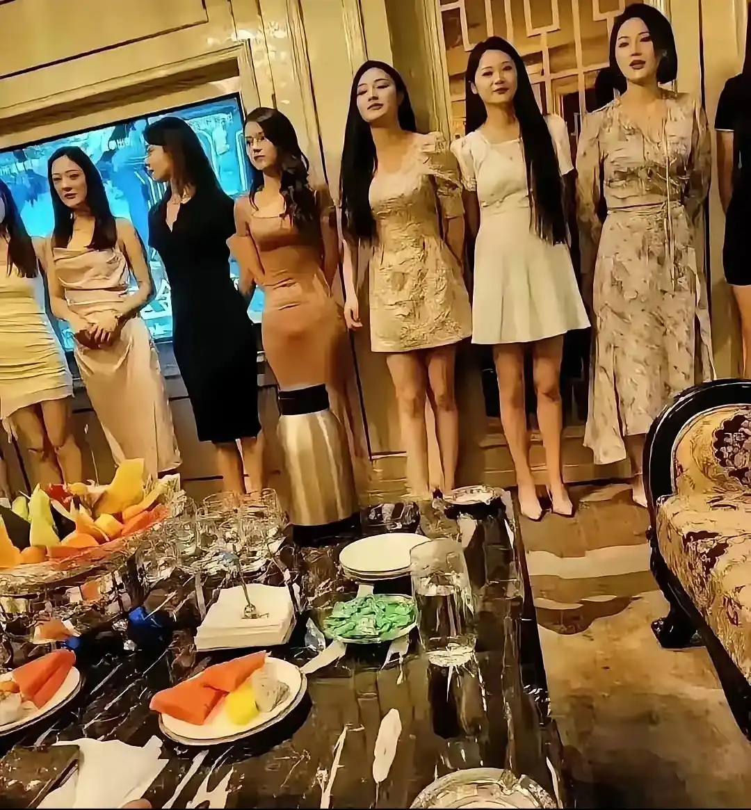 酒店女服務生桌面服務工作